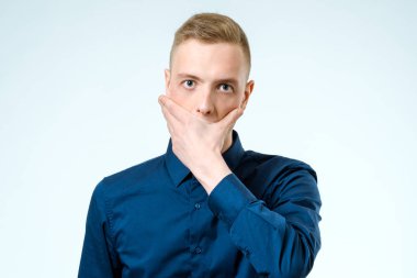 Üzgün üzgün genç adam izole