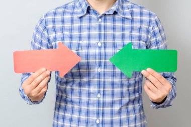 Adamla iki oklar sağ ve sol