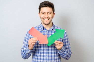 Yükselen grafiği oklarla tutan adam