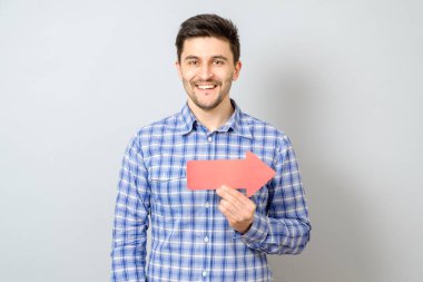 Adam kırmızı ok sağa