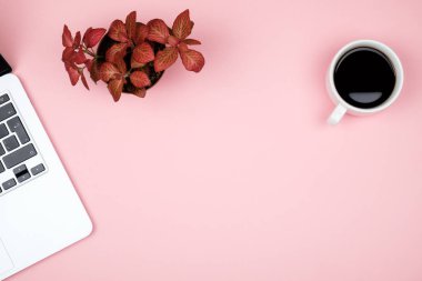 Ofis resepsiyon masası bilgisayar ile