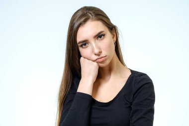 Genç kadın üzgün. Beyaz arka plan üzerinde izole