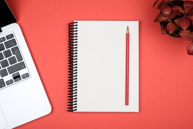 Dizüstü bilgisayar ve boş not defteri en az çalışma alanı