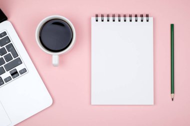 Modern ofis resepsiyon masası dizüstü bilgisayar ve boş defter sayfası