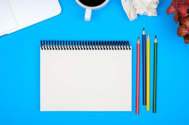 Dizüstü bilgisayar ve boş not defteri en az çalışma alanı