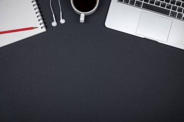 Bilgisayarlı ofis masası. Kopyalama alanı olan üst görünüm