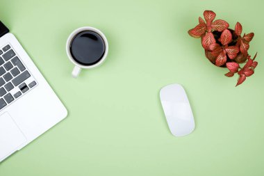 Ofis resepsiyon masası bilgisayar ile