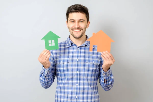 Hombre sosteniendo modelo de casa. Comprar un concepto de casa —  Fotos de Stock