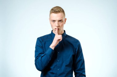 yakışıklı adam yapma sessizlik jest