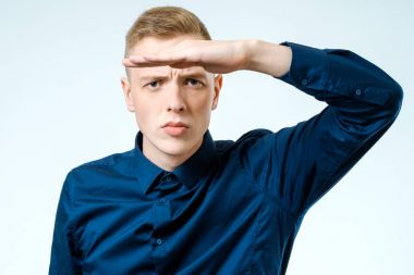 Genç görünümlü uzakta izole üzerinde beyaz adam