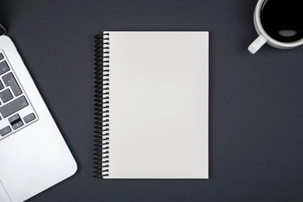 Escritorio de oficina de diseño con la página del cuaderno en blanco y portátil —  Fotos de Stock