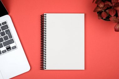 Boş yazı defteri renkli arka plan hakkında fikir edinmek için