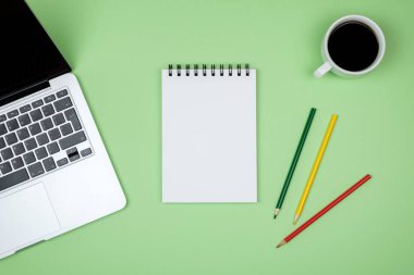 Modern ofis resepsiyon masası dizüstü bilgisayar ve boş defter sayfası
