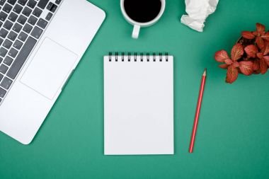 Dizüstü bilgisayar ve boş not defteri en az çalışma alanı