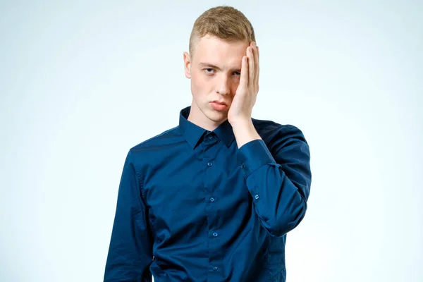 Triest boos jonge man, geïsoleerd — Stockfoto