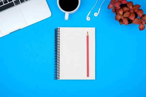 Mesa de escritorio de oficina de colores con equipo —  Fotos de Stock