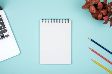 Dizüstü bilgisayar ve boş not defteri en az çalışma alanı