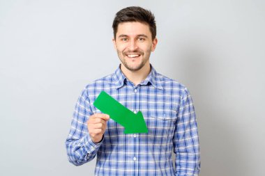 Yeşil ok sağa ve aşağı işaret ile adam