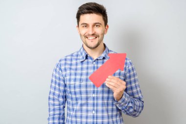 Adam sağa ve yukarı ok işaret ile