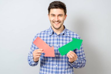 Yükselen grafiği oklarla tutan adam