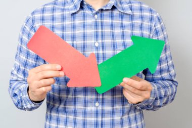 Yükselen grafiği oklarla tutan adam