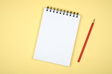 Boş yazı defteri renkli arka plan hakkında fikir edinmek için