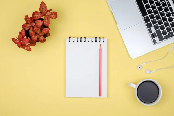 Mesa de escritório moderna com computador, página de notebook em branco e — Fotografia de Stock