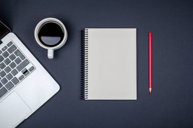 Modern ofis resepsiyon masası dizüstü bilgisayar ve boş defter sayfası