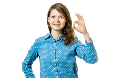 Mutlu genç kadın parmakları Tamam işaretiyle gösterilen