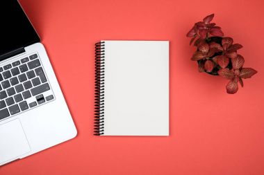 Dizüstü bilgisayar ve boş not defteri en az çalışma alanı