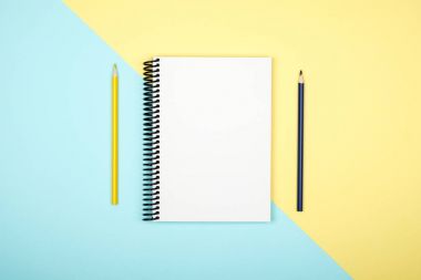 Renkli masa üzerinde açık sarmal boş defter Üstten Görünüm