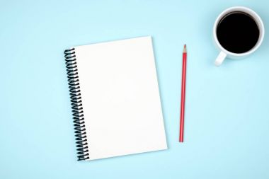 Boş yazı defteri renkli arka plan hakkında fikir edinmek için