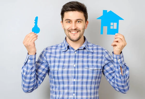 Man bedrijf model van huis. Het kopen van een huis-concept — Stockfoto