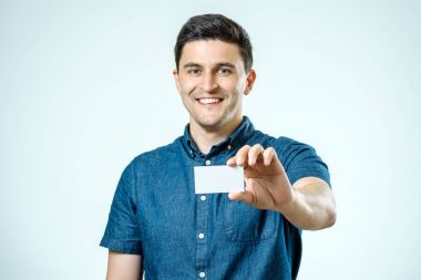 Kartvizit tutarak rahat genç işadamı