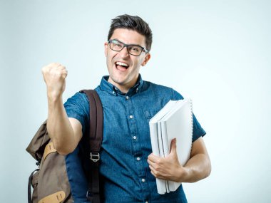 Stüdyo portre yakışıklı genç adamın sırt çantası ile