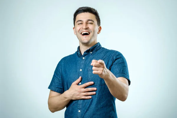 Портрет счастливый молодой человек, смеющийся, указывая пальцем на некоторых — стоковое фото