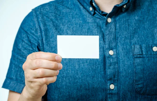 Hombre mostrando blanco en blanco tarjeta de visita aislado. Centrarse en la tarjeta — Foto de Stock