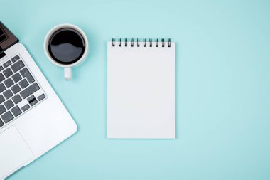 Boş yazı defteri renkli arka plan hakkında fikir edinmek için