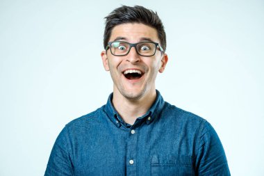 Adam şok, hayret ifadesi ile