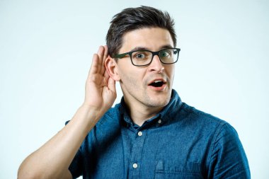 Dinle dedikodu veya haber çalışan adam kafa vurdu. Gri izole 