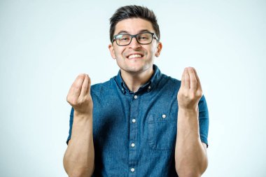 Yakışıklı kızgın delikanlı rahat kıyafet