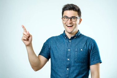 Yakışıklı gülümseyen sakallı adam uzağa işaret