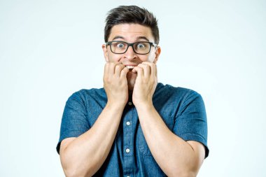 Sürpriz ifade ile beyaz adam