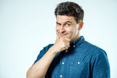 Yakışıklı çekici. Giyim gülümseyen yakışıklı genç adam