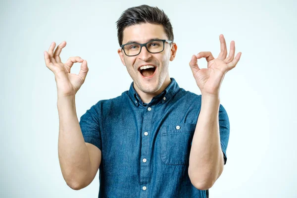 Schöner Mann in Jeanshemd mit Ok-Zeichen — Stockfoto