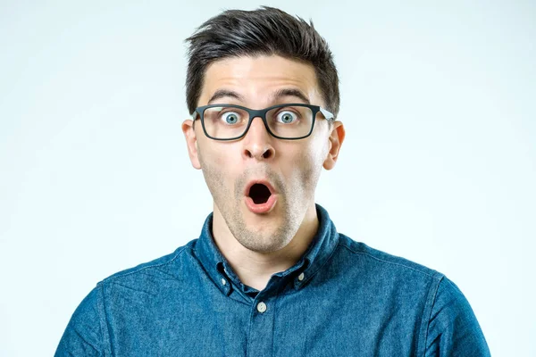 Retrato de jovem surpreso homem com boca aberta — Fotografia de Stock
