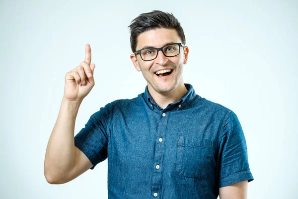 Porträt eines aufgeregten, glücklichen Mannes, der mit dem Finger auf Kopie zeigt sp — Stockfoto