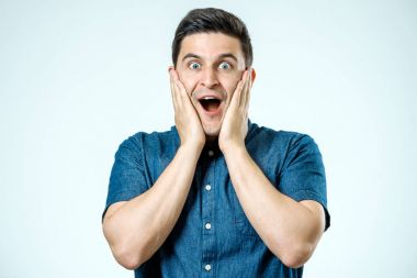 Açılan ağzı olan genç şaşırmış adam portresi