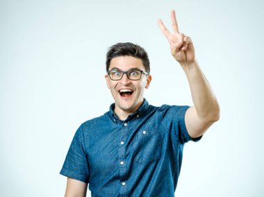 Mutlu bir adam gösteren zafer jest