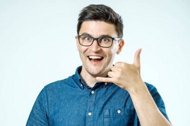 Beni ara! Gösterilen yakışıklı delikanlı beni işaret ara